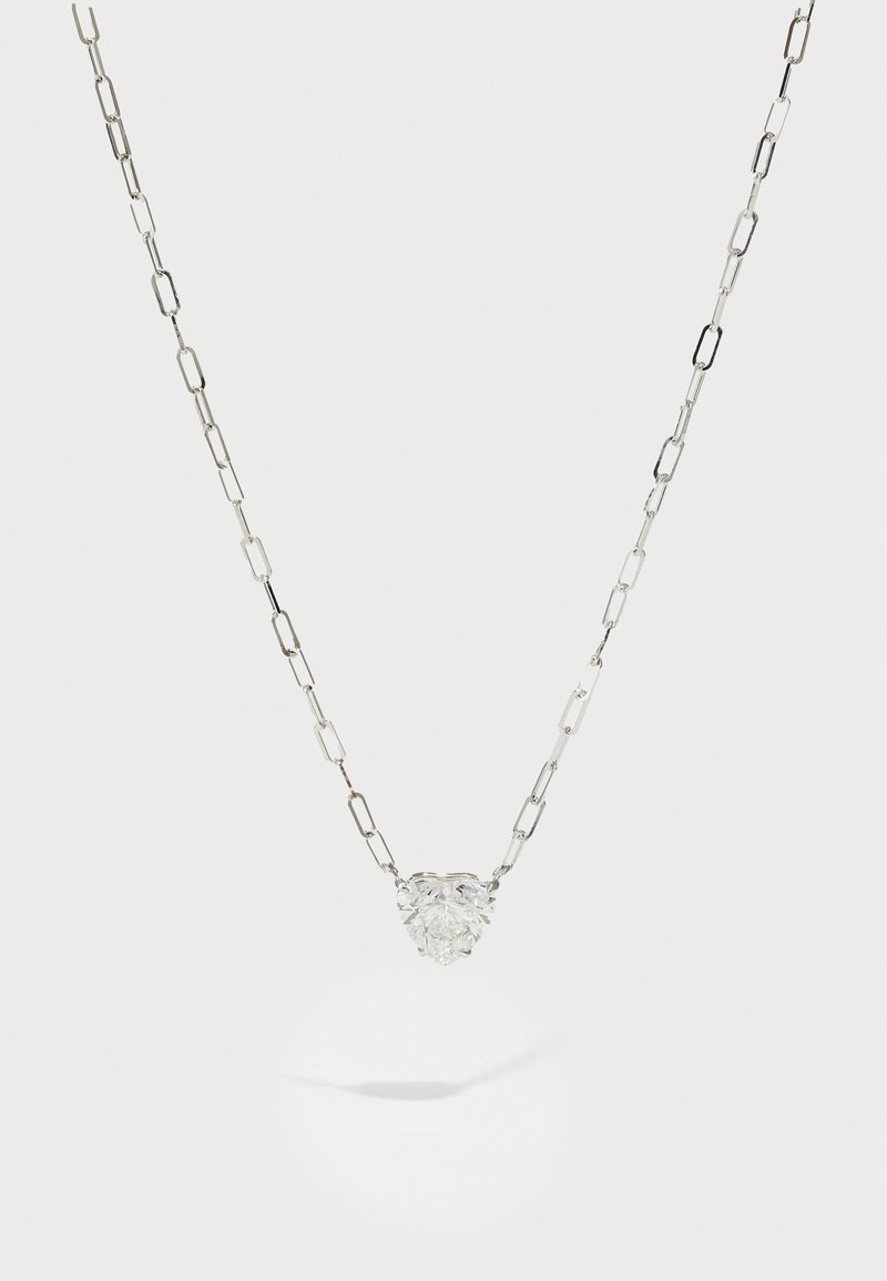 Sudraba ķēdes kaklarota ar astoņstūrainu dimanta piekariņu, ar pulētu apdari un pagarinātu, savienotu ķēdes rakstu.