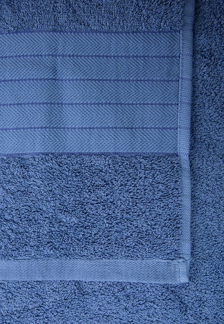 Asciugamano in cotone blu scuro con una sezione in spugna testurizzata e un bordo liscio e tessuto con motivo a spina di pesce e accenti striati.