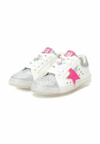 Zapatillas blancas con acentos de purpurina plateada, un detalle de estrella rosa y patrones de estrellas plateadas. Diseño con cordones y suelas transparentes.