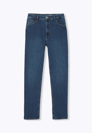 Jean denim bleu foncé à jambes droites avec bouton avant, fermeture éclair, passants de ceinture et design à cinq poches sur fond uni.