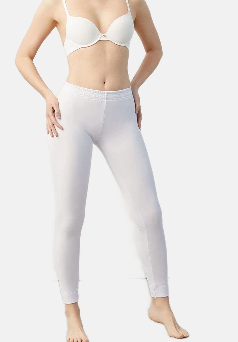 Leggings blancos con un diseño ajustado y una cinturilla elástica, que cuentan con puños en los tobillos. El material parece elástico y suave.