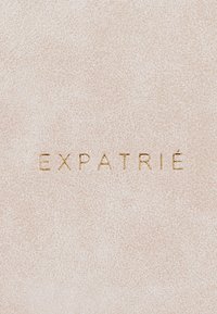 Sanfter rosafarbener Hintergrund mit einer subtilen Textur, in der Mitte das Wort "EXPATRIÉ" in goldener Prägung.