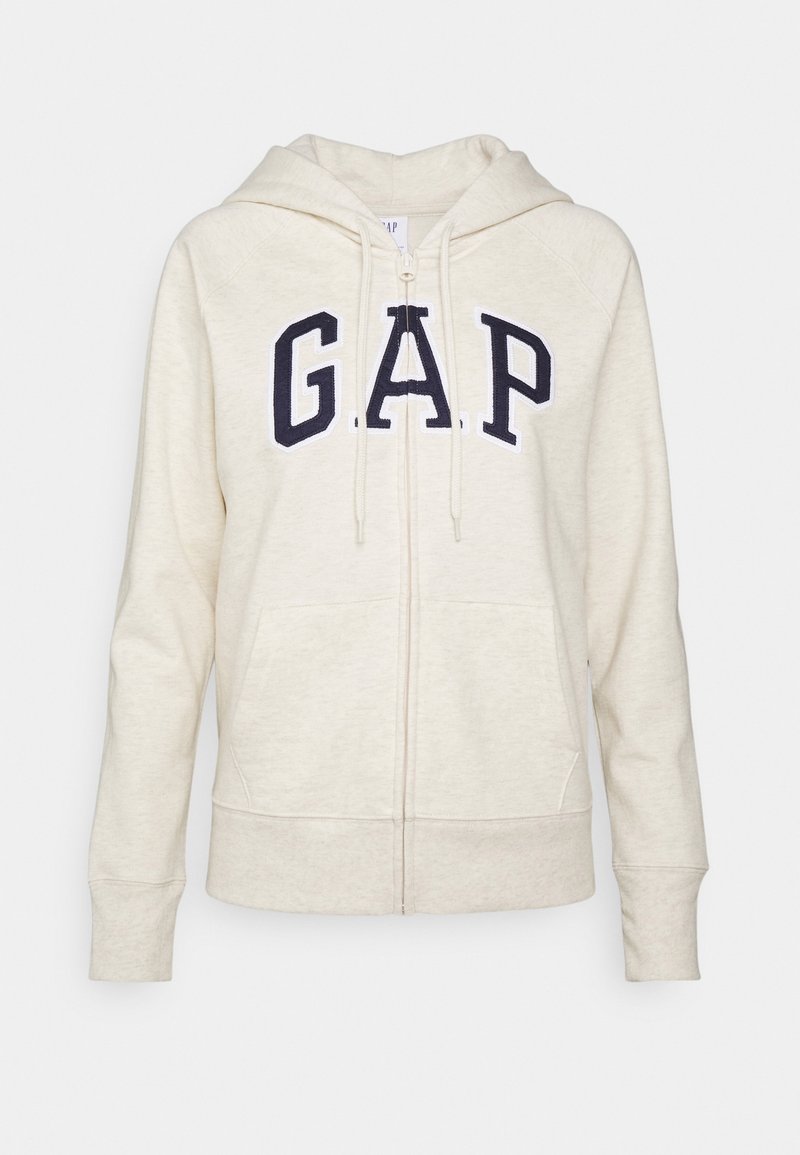 Felpa crema con zip, dotata di tasca a marsupio e logo "G.A.P." ricamato in blu sul davanti. Texture morbida, cappuccio con lacci.