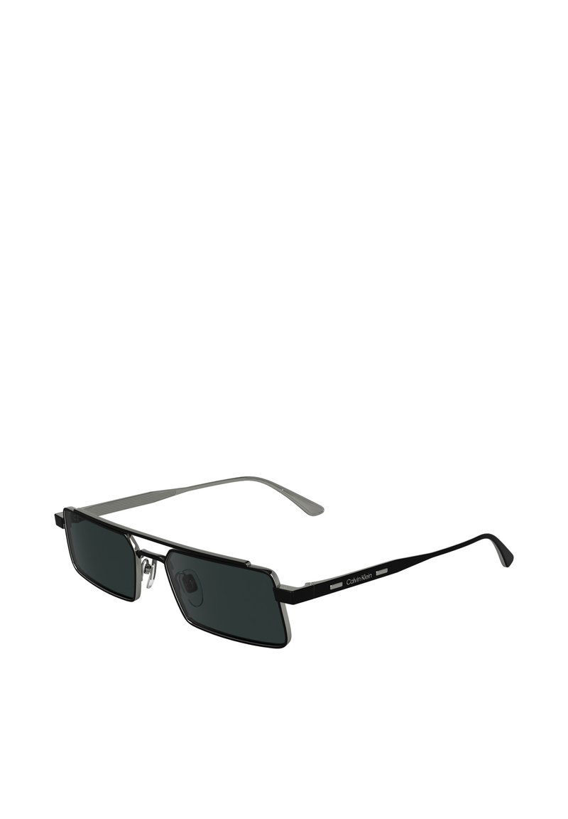 Svarta rektangulära solglasögon med mörka linser, slimmad metallram och texturerade temples. Har varumärkeslogotypen i silver på sidan.