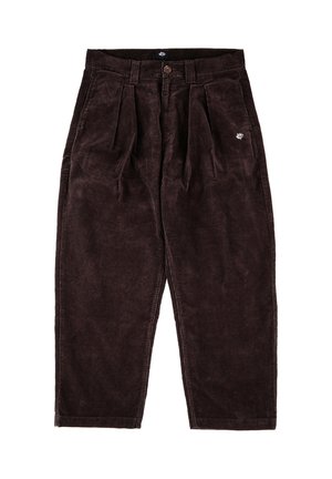 Pantalon court en velours côtelé marron foncé avec plis, poches latérales, fermeture à boutons, passants pour ceinture et petit logo blanc brodé sur le côté droit.