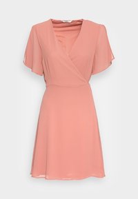 Różowa sukienka kopertowa wykonana z lekkiego materiału, z krótkimi falbanianymi rękawami, głębokim dekoltem w kształcie litery V i rozkloszowanym dołem. Gładka tekstura bez wzorów.