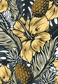 Motif floral présentant de grandes fleurs d'hibiscus jaunes, des feuilles vert foncé et des ananas bruns sur fond blanc.