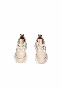 Sneaker beige in pelle lucida, con dettagli bianchi, design con lacci e colletto imbottito. Presenta una punta arrotondata e una suola bianca spessa.