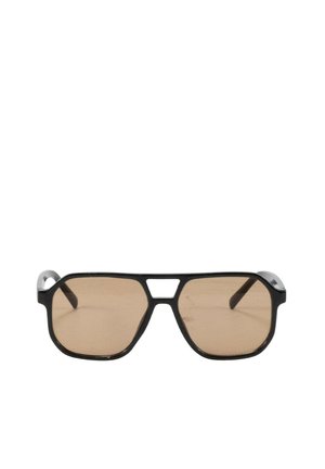 Gafas de sol estilo aviador con montura negra, lentes tintadas marrones y diseño de doble puente centradas sobre un fondo blanco.