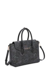 Borsa nera con design di timbri colorati per passaporto, forma strutturata, manici superiori, tracolla rimovibile e dettagli in metallo dorato.