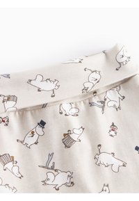 Vaale beige kangas, jossa on leikkisiä, sarjakuvamaisia Moomin-hahmoja eri asennoissa, sisältäen hienovaraisia ääriviivoja ja minimaalista värikorostusta.