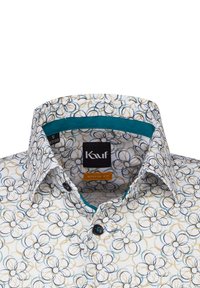 Camicia bianca con un motivo floreale in tonalità blu e oro, con un colletto interno teal e un bottone nero con un'etichetta che recita "Kauf Modern Fit".