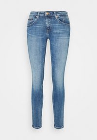 Jeans ajustados en denim azul medio, con un diseño clásico de cinco bolsillos, cierre de botón y un ligero desvanecimiento para un efecto usado.