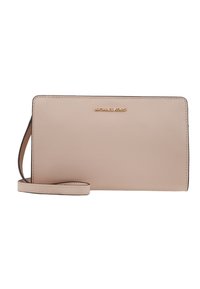 Portafoglio a polso in pelle rosa chiaro con finitura testurizzata, logo dorato e tracolla removibile. Forma rettangolare con bordi netti.