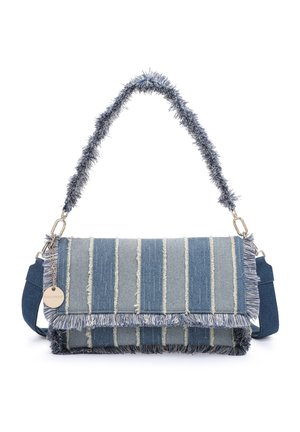 Sac à main rectangulaire en denim avec des rayures effilochées verticales, des bords à franges, une poignée duveteuse et une étiquette métallique suspendue à une chaîne.