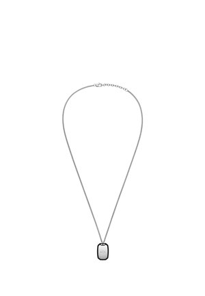 Srebrny naszyjnik z łańcuszkiem, z prostokątnym wisiorkiem z czarną ramką i grawerowanym wzorem w środku, o eleganckim designie.