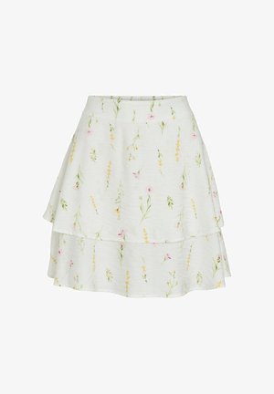 Bílá vrstvená sukně s malým žlutým, růžovým a zeleným květinovým potiskem, s přiléhavým pasem a mírným rozšířením.