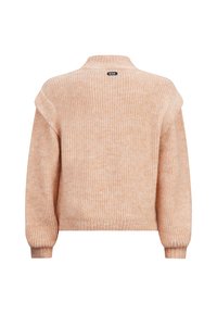 Maglione lavorato a maglia color pesca con texture a coste, spalle scese e scollatura rotonda. Presenta un'etichetta nera sul retro.