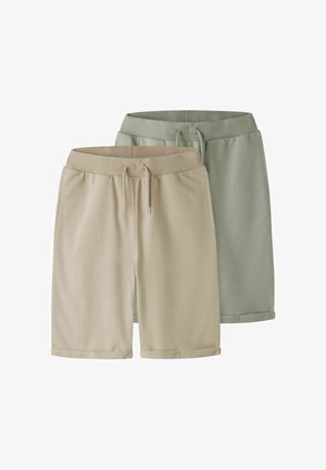Dva para ležernih pamučnih kratkih hlača s pojasom na vezanje, jedne bež u prvom planu i jedne tamnozelene u pozadini, obje s uvrnutim rubovima.