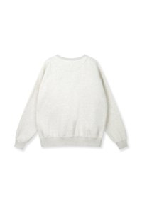 Sweat-shirt gris clair avec une texture douce, col rond, manches longues, et poignets et ourlet côtelés. Aucune motif ou graphique visible.