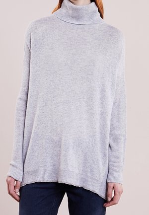 Maglione a collo alto grigio chiaro realizzato in tessuto morbido; presenta collo e polsini a coste, spalle scese e una vestibilità rilassata con orlo.