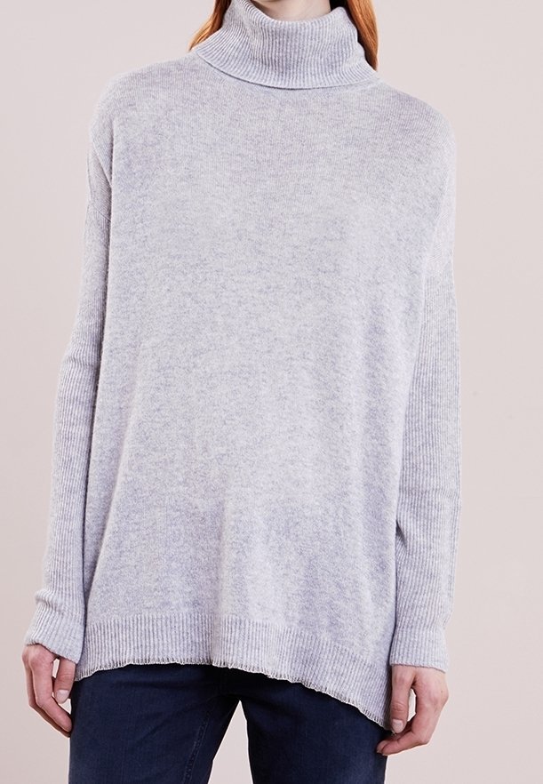 Ljusgrå polo-tröja gjord av mjukt tyg; har ribbad hals och manschetter, sänkt axelsöm och en avslappnad passform med en nederkant.