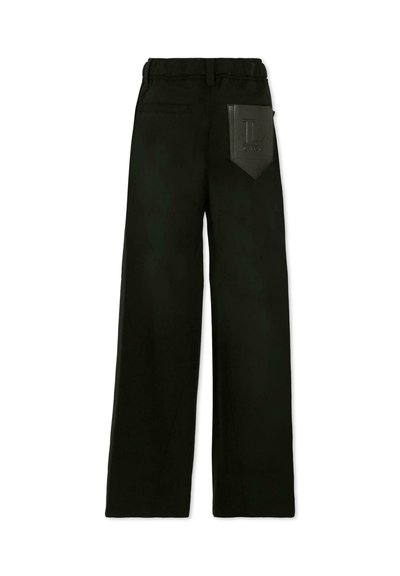 Zwarte wijde broek met een elastische tailleband en een trekkoord, voorzien van een leren patchzak met logo-detail. Soepele textuur en minimalistisch ontwerp.