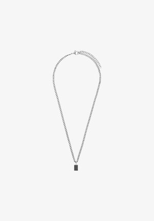 Zilveren ketting met een rechthoekige zwarte hanger, een strakke vormgeving met een gladde textuur en een kikkerhaaksluiting.