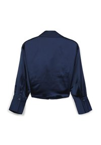 Giacca corta in satin blu navy con maniche lunghe e polsini con bottoni. Presenta una texture liscia e un design con colletto classico.