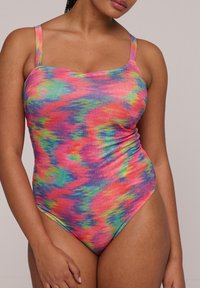 Flerfärgad baddräkt med en tie-dye-mönster i rosa, blått, grönt och gult, med tunna axelband och en figurnära design.