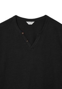 T-shirt nera a scollo a V realizzata in morbido tessuto, con due bottoni marroni al collo, caratterizzata da un design semplice e casual. L'etichetta riportava "CALLIOPE L."