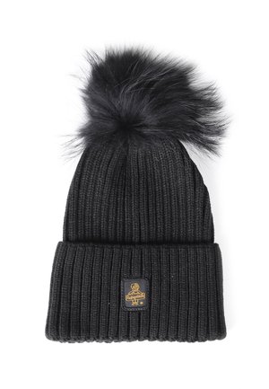 Berretto lavorato a maglia nero con risvolto a coste, decorato con un pompon in pelliccia sintetica nera e un piccolo tampone con logo sul risvolto.