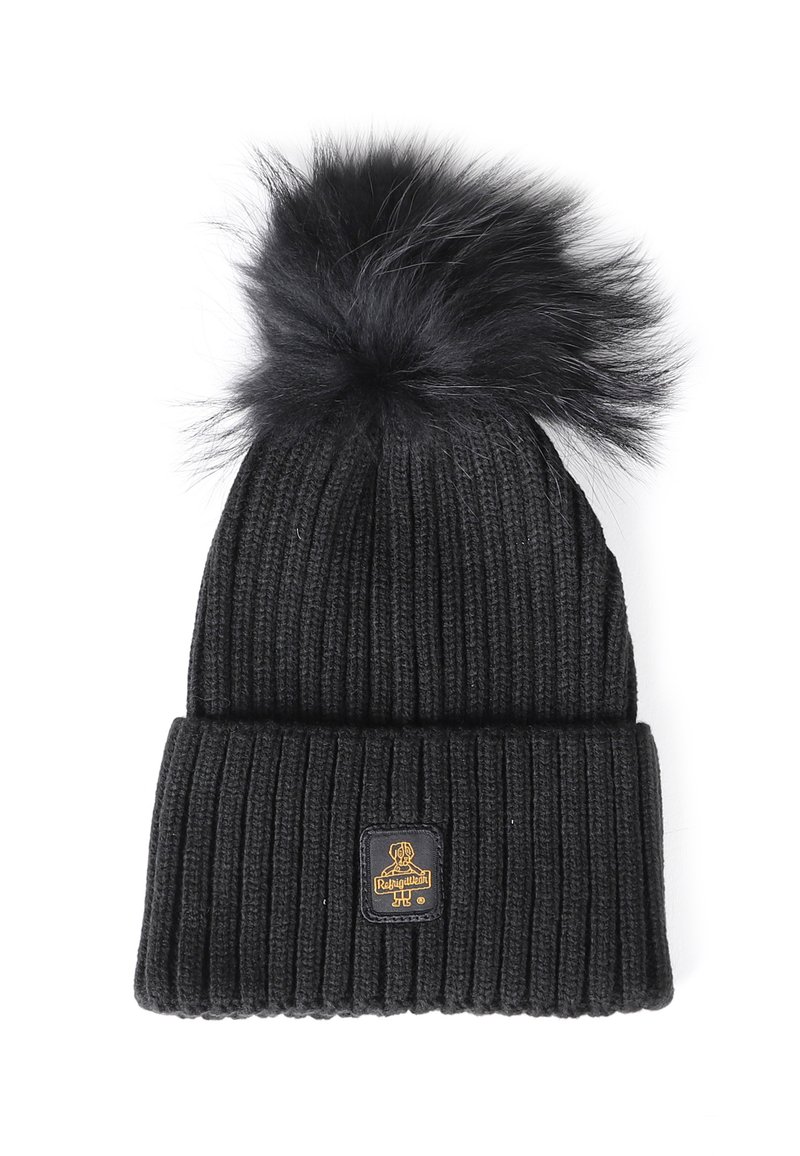 Berretto lavorato a maglia nero con risvolto a coste, decorato con un pompon in pelliccia sintetica nera e un piccolo tampone con logo sul risvolto.