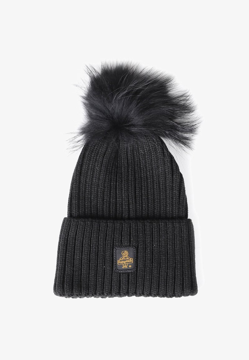 Bonnet en tricot noir avec un revers à côtes replié, surmonté d'un pompon en fausse fourrure noir et d'un petit patch logo sur le revers.