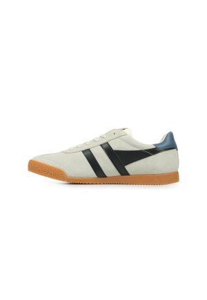 Suède sneakers in lichtgrijs met zwarte strepen, een blauwe hak en een gestructureerde gumrubberen zool. Voorzien van platte veters en een ronde neus.