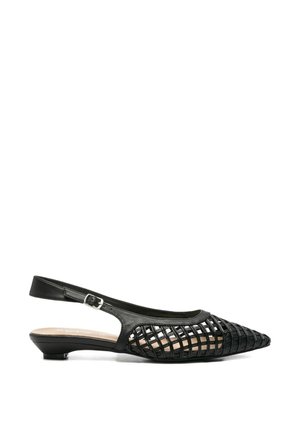 Scarpa bassa nera slingback con punta a punta e design a griglia intrecciata sulla tomaia, con piccolo tacco basso e cinturino regolabile con fibbia.