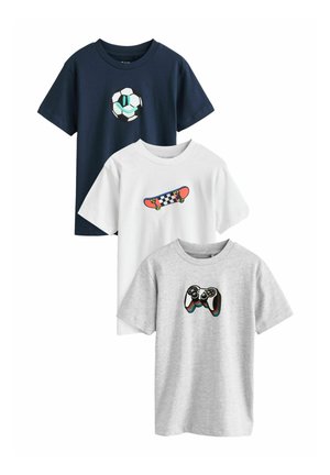 Tre t-shirts: navy med fodboldgrafik, hvid med skateboarddesign og grå med broderi af spilkonsol. 100% bomuldsstof, kortærmede.