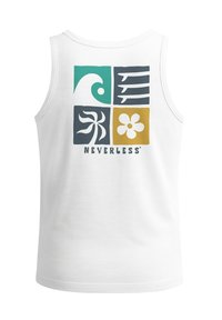 Weißes ärmelloses Tanktop mit einem mehrfarbigen Grafikdesign, das eine Welle, Muster und den Text "NEVERLESS" am unteren Rand zeigt.