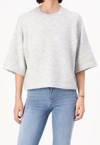 Maglione knitoversize grigio chiaro con scollatura rotonda e maniche a trequarti. Tessuto liscio, senza pattern o componenti visibili.