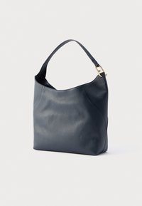 Tamnoplava kožna torba hobo s teksturiranim završetkom, jednim naramenicom i ukrasima od zlato-toniranog metalnog dijela. Glatki, zaobljeni oblik.