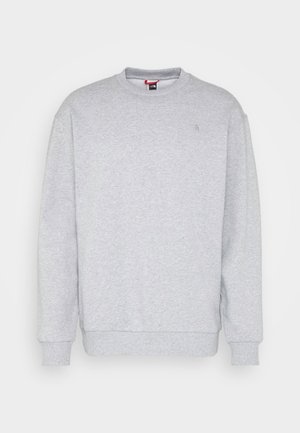 Lichtgrijs sweatshirt met lange mouwen en ronde hals, voorzien van geribbelde manchetten en zoom, met een klein ton-sur-ton logo op de linkerborst.