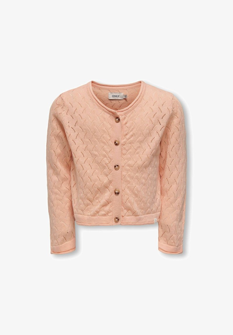 Jasnoróżowy sweter z dzianiny wykonany z teksturowanej tkaniny, z okrągłym dekoltem, długimi rękawami i zapięciem na trzy guziki z przodu.