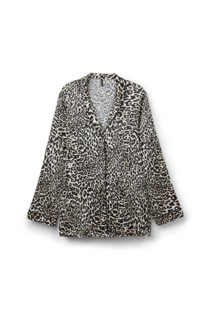 Blus i leopardmönster i mjukt material, med en flikkrage, långa ärmar och en avslappnad passform med knapppdetaljer.