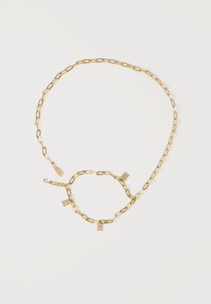 Χρυσή αλυσίδα λαιμού με ορθογώνιους κρίκους και τέσσερα μικρά ορθογώνια μενταγιόν τοποθετημένα ομοιόμορφα σε λευκό φόντο.