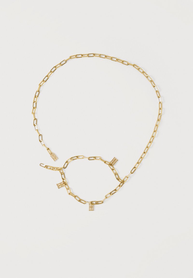 Χρυσή αλυσίδα λαιμού με ορθογώνιους κρίκους και τέσσερα μικρά ορθογώνια μενταγιόν τοποθετημένα ομοιόμορφα σε λευκό φόντο.