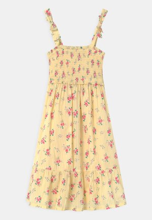 Gelbes ärmelloses Sommerkleid mit rosa Blumendruck, gerafftem Oberteil, gebundenen Schulterträgern und gerüschtem Saum.