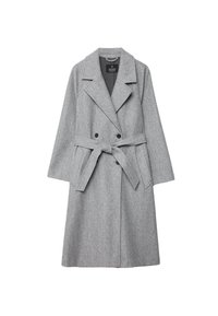 Manteau long en mélange de laine grise avec de larges revers, devant croisé à double boutonnage, deux poches latérales et une ceinture assortie en tissu nouée à la taille.