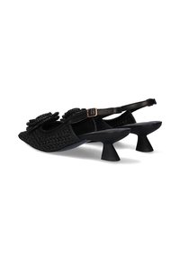 Zapatos slingback negros de tejido entrelazado con tacones triangulares, presentan acentos florales y una correa con una pequeña hebilla de metal. Parte superior de tela texturizada.