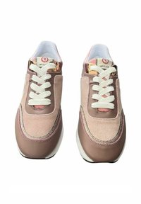 Sneaker rosa e marrone con materiali in suede e pelle, dotato di lacci bianchi, accenti metallici e collo imbottito.