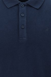 Marineblauw polo shirt van ribbelstof, met een kraag en drie knopen aan de voorkant. Een klein logo is geborduurd aan de linkerkant.